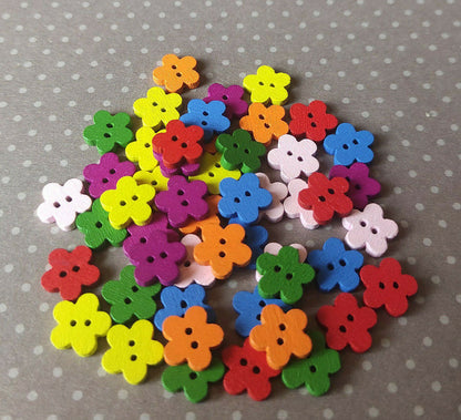 50 kleine Knöpfe - Blumen aus Holz 10 mm Blumenknöpfe bunt 7 Farben zur Auswahl